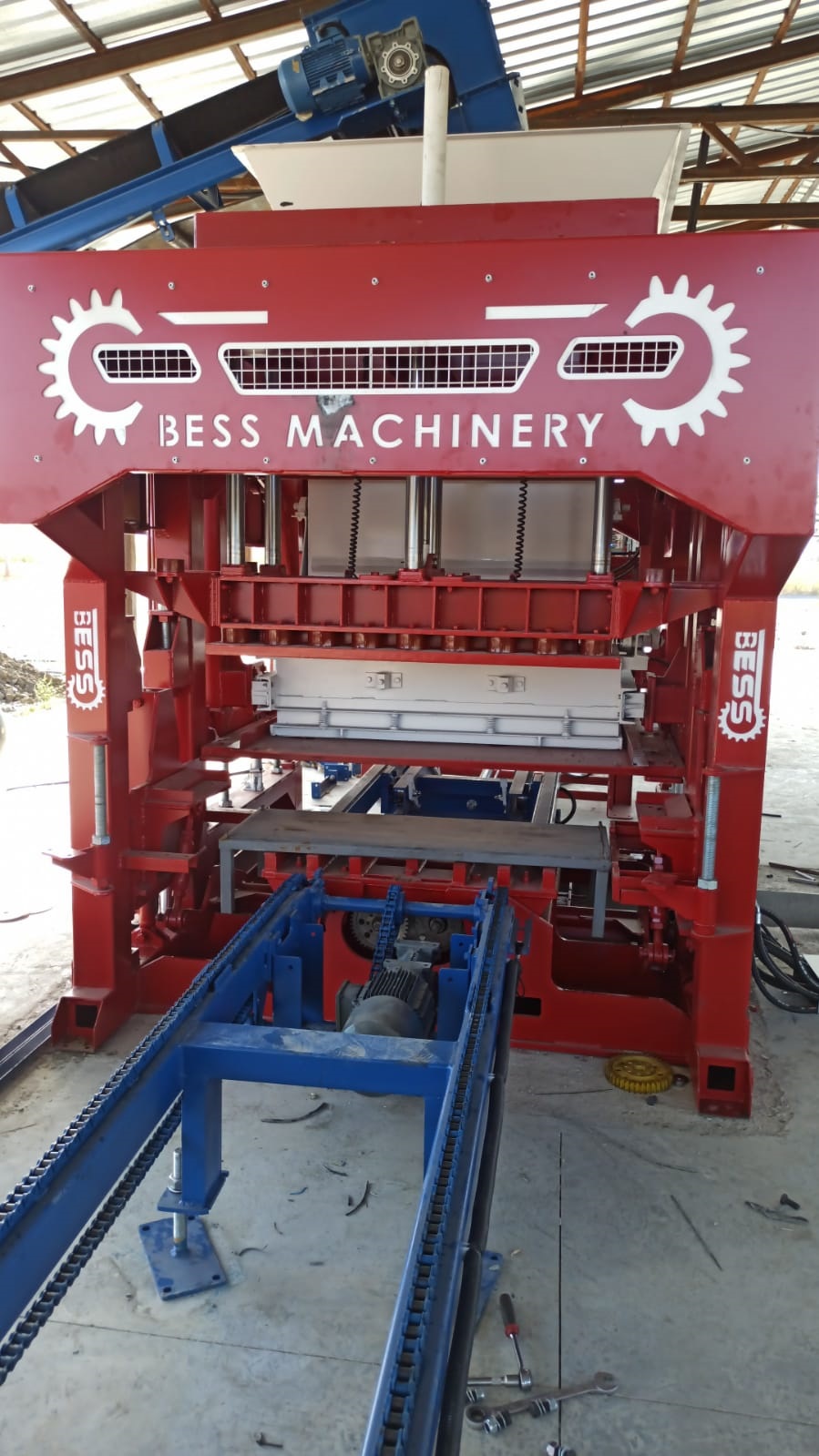 Machine a parpaings automatiques