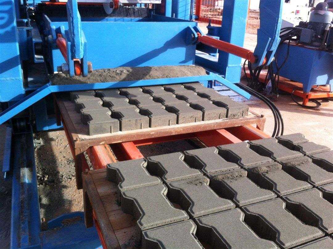 6-Machine-a-Paves-pondeuse-de-pave.jpg
