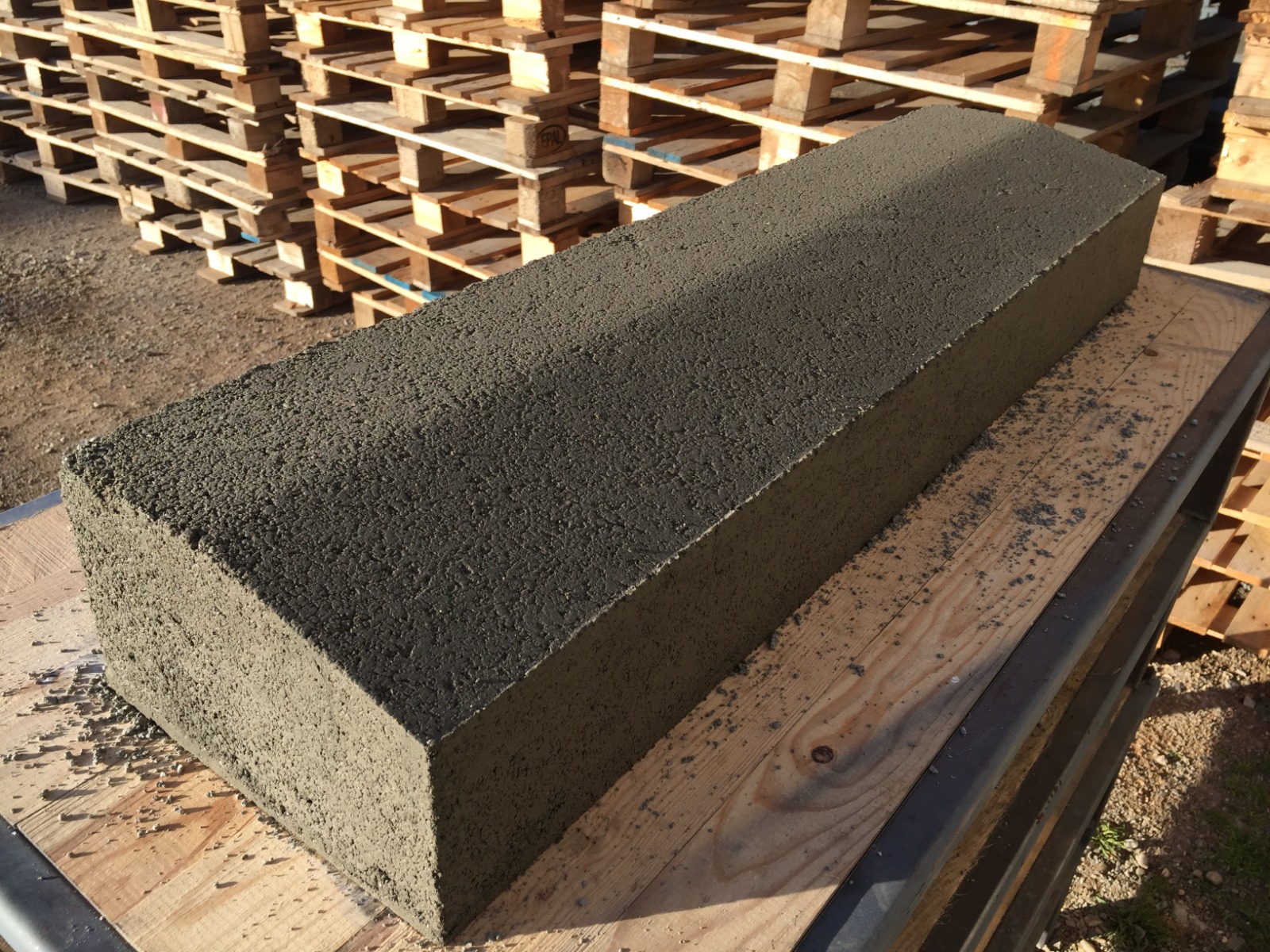 beton_fabrication_bordure_t1_t2_t3_machine_de_bordure_01.jpg