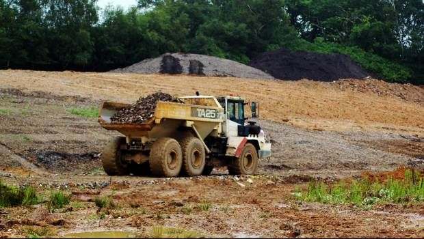 des-tombereaux-terex-24-dans-sol-dorset_620x350.jpg