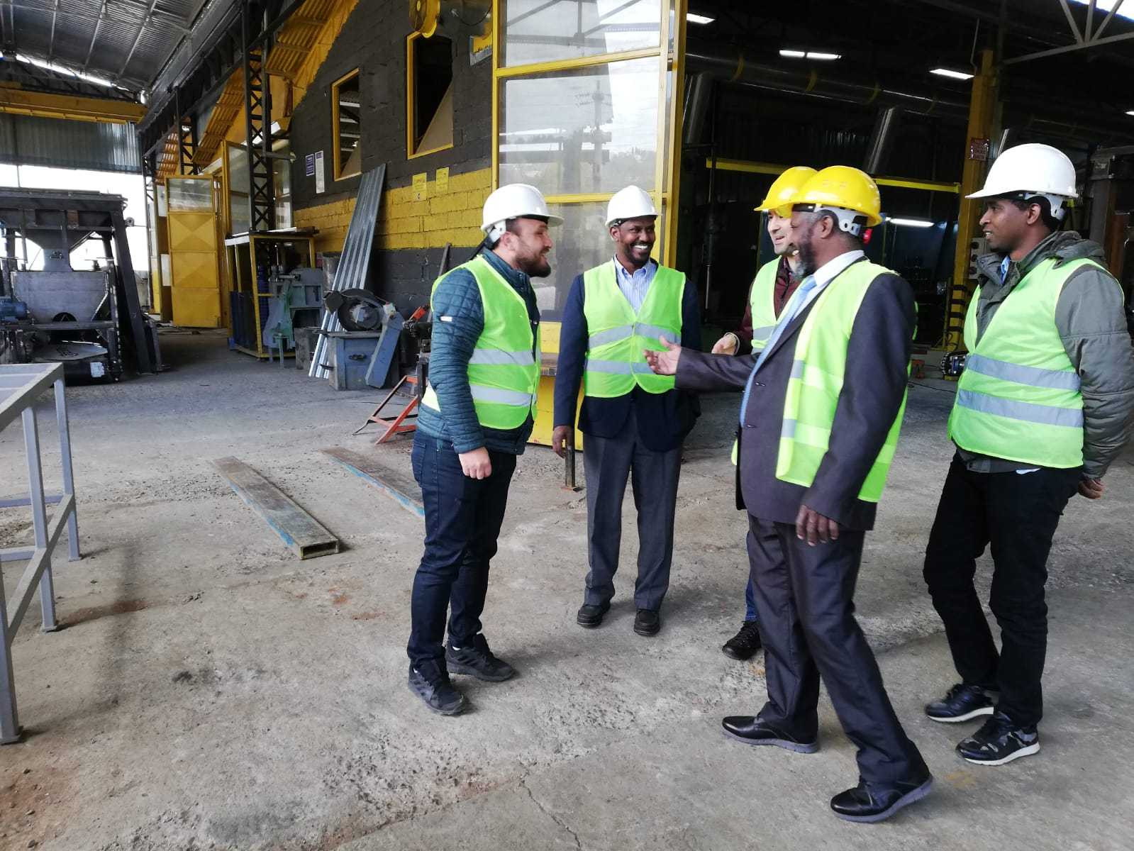 la visite de notre client somalien a l usine de fabrication de parpaing Bloc a béton en turquie 8
