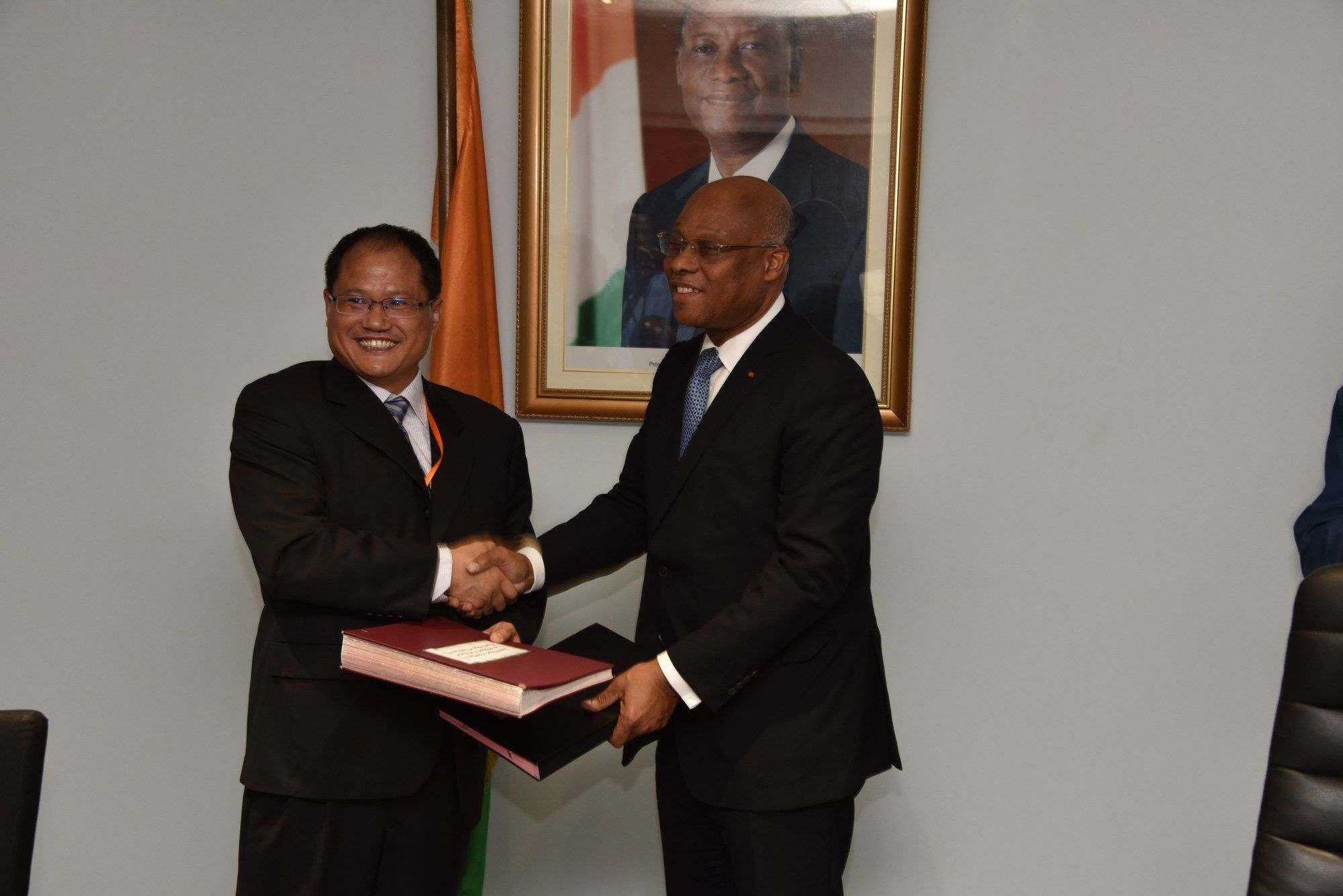 photo-Signature-Convention-Etat-CML-2.jpg