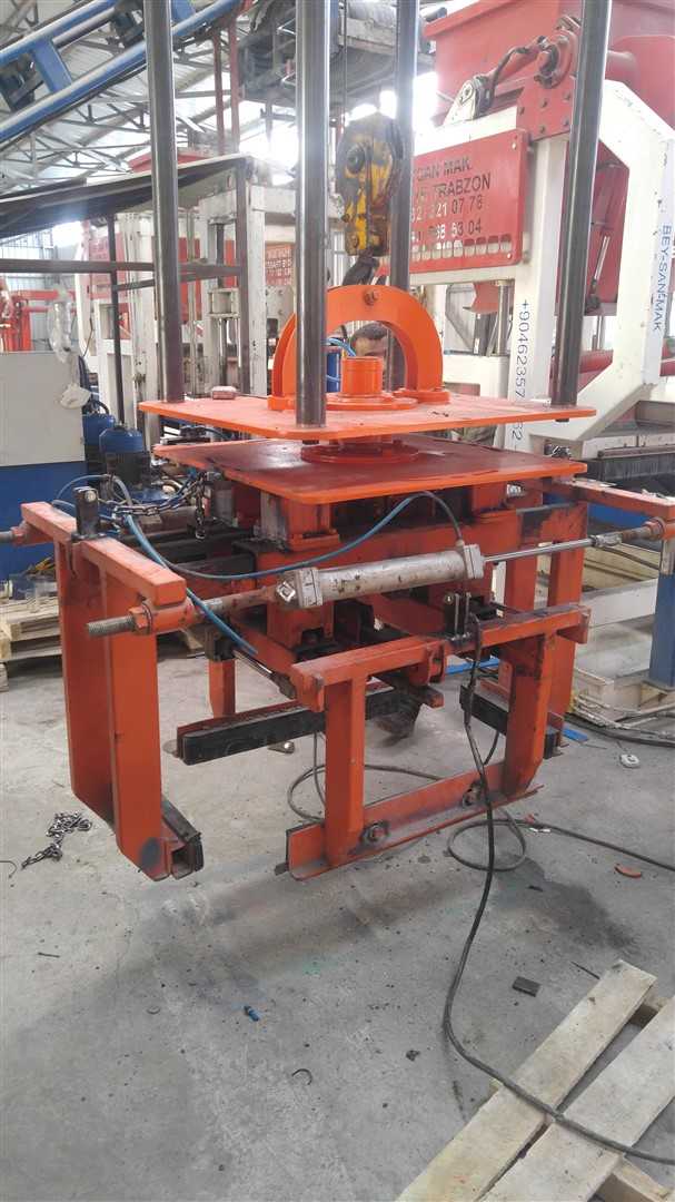 robot de cubage, robot de collection de brique, robot de recuperation des Briques sur les palettes, robot de collection de pave, robot de recuperation des pavé sur les palettes, robot de collection de bordure, robot de collection de bloc de beton, robot de recuperation des parpaing sur les palettes